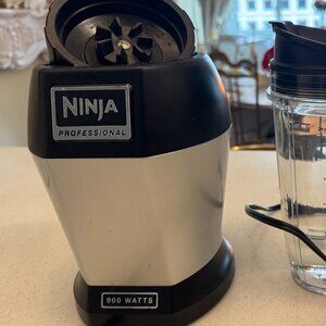 Ninja Professional Nutri Ninja 900W Personal Blender (with 2 24oz cups)